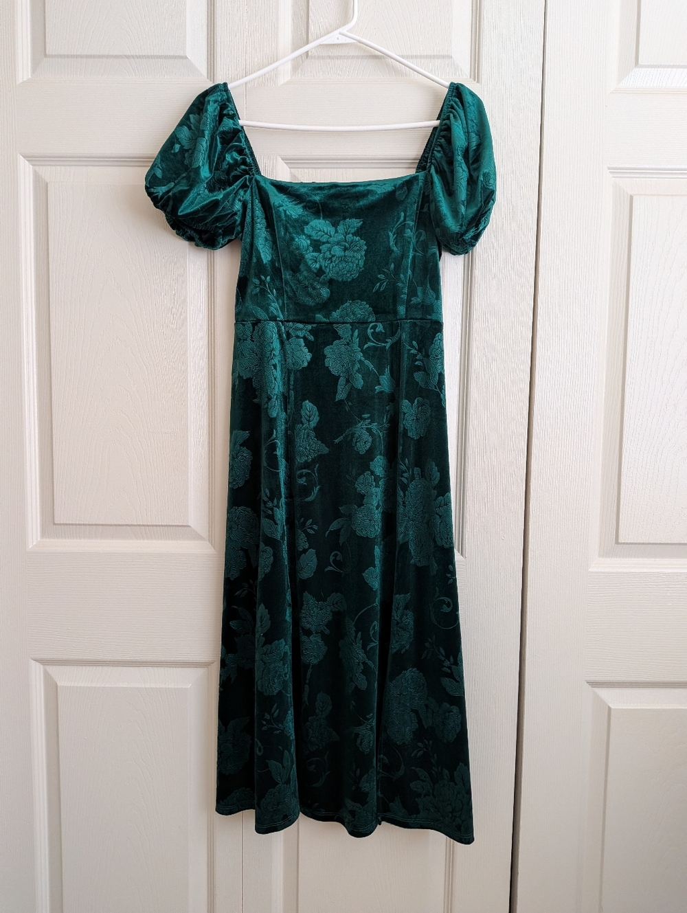 Francesca's Emerald Green Velvet Midi Dress